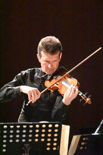 Концерт на цигуларя Светлин Русев и диригента Вахан Мардиросян